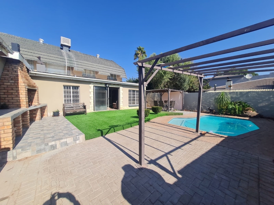 4 Bedroom Property for Sale in Rhodesdene Northern Cape